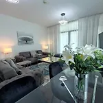 Quill Residence - Canal View Spacious 3 Bedroom Apartment